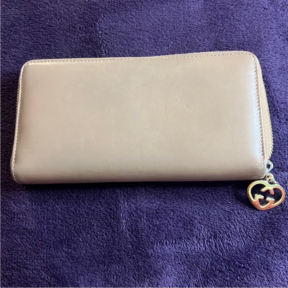 Authentic Cream Gucci Wallet - Picture 2 of 6